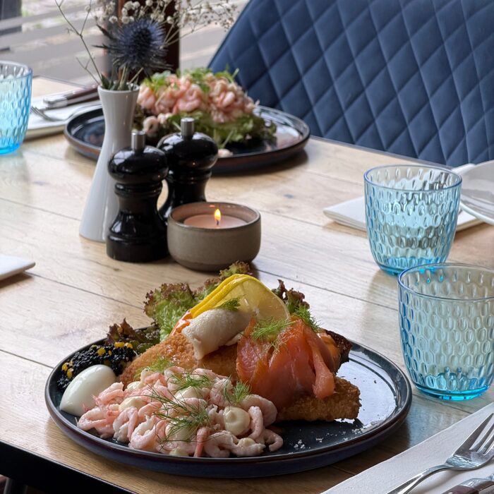 On-location dining content